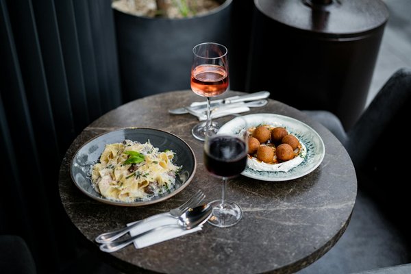 What unique kitchen gadgets can help you make the perfect omelette?